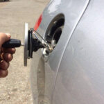 درب باک بنزین خودرو قطعه سازان کبیر مدل BAK-206BLC-886 مناسب برای پژو 206 به همراه نگهدارنده - تصویر 3